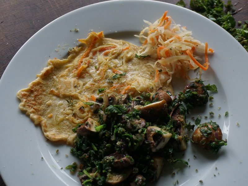 Sauerkrautküchlein mit Pilzen und Wildkräutern