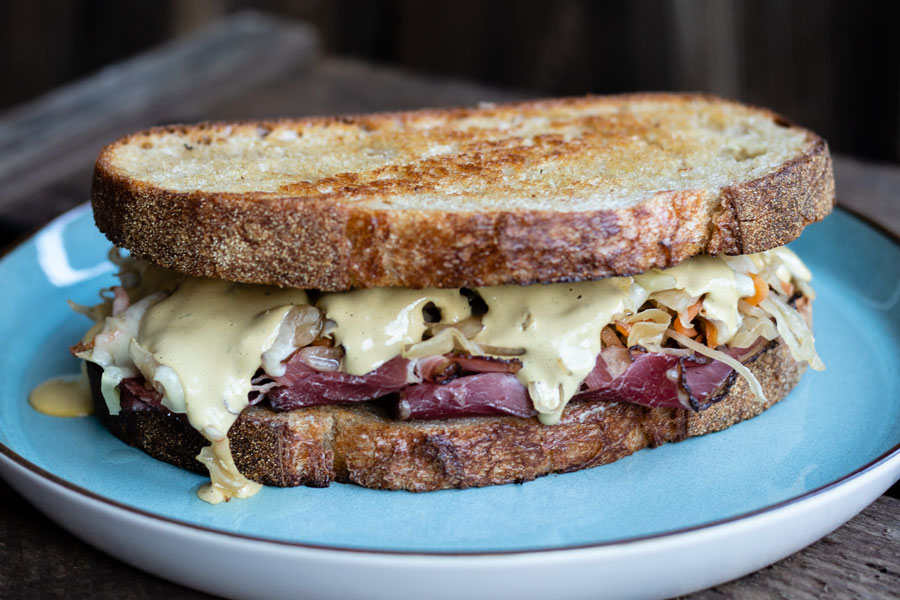 Pastrami Sandwich mit Coleslaw 1