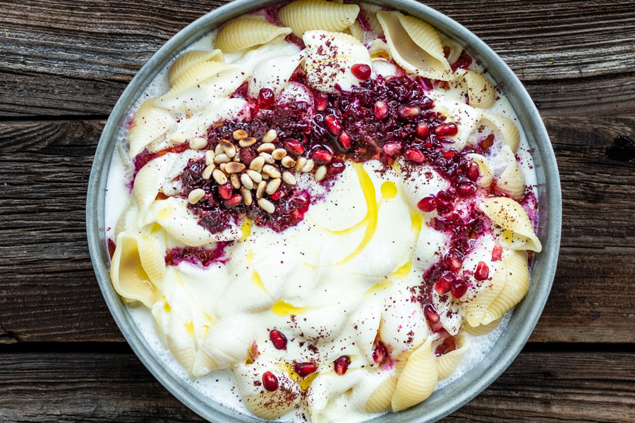 Conchiglie mit Joghurt und scharfem Rote-Bete-Dressing