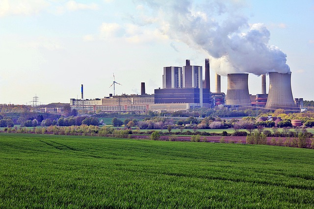 Kraftwerk vor Feld.