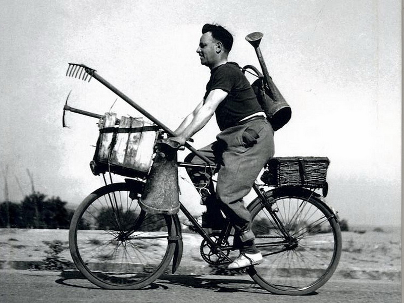 Ein Gärtner auf dem Weg zur Arbeit