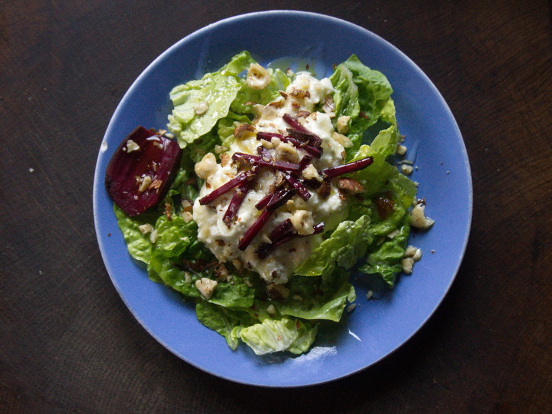 Salatherzen, Zitronen-Feta, fermentierte Rote Bete