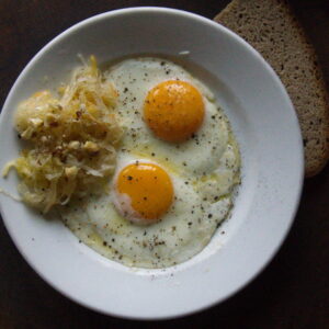 Spiegelei mit fermentiertem Krautsalat