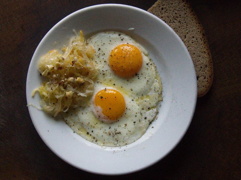 Spiegelei mit fermentiertem Krautsalat