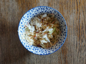 Quitten-Sellerie-Salat mit Äpfeln und Haselnüssen 3