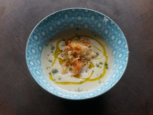 Rohe Sellerie-Mandel-Suppe mit fermentiertem Coleslaw