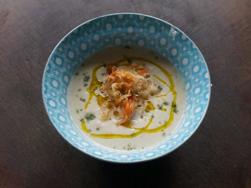 Rohe Sellerie-Mandel-Suppe mit fermentiertem Coleslaw