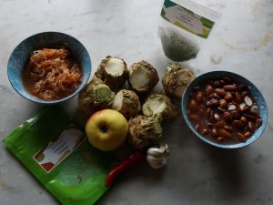 Kalte Suppe aus Sellerie und Mandeln mit fermentiertem Gemüse 1