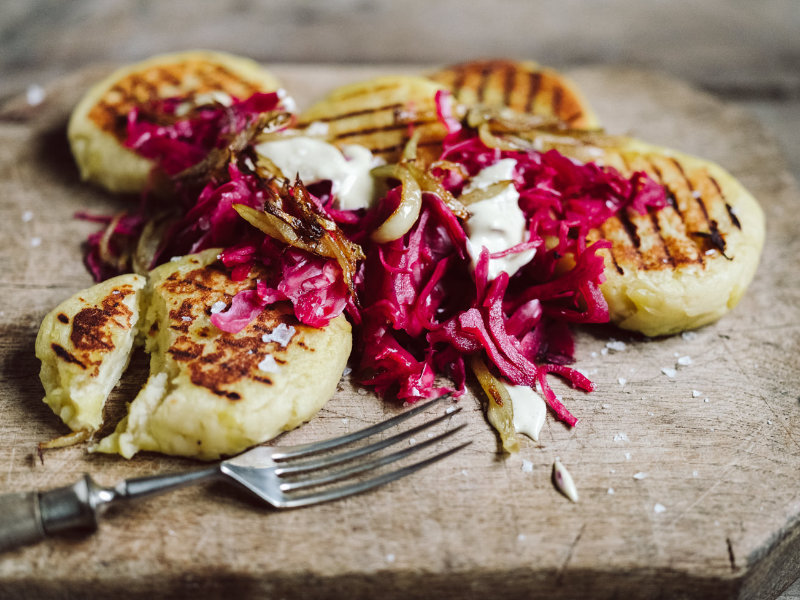 Fermentierter Rotkohl und Kartoffeltaler