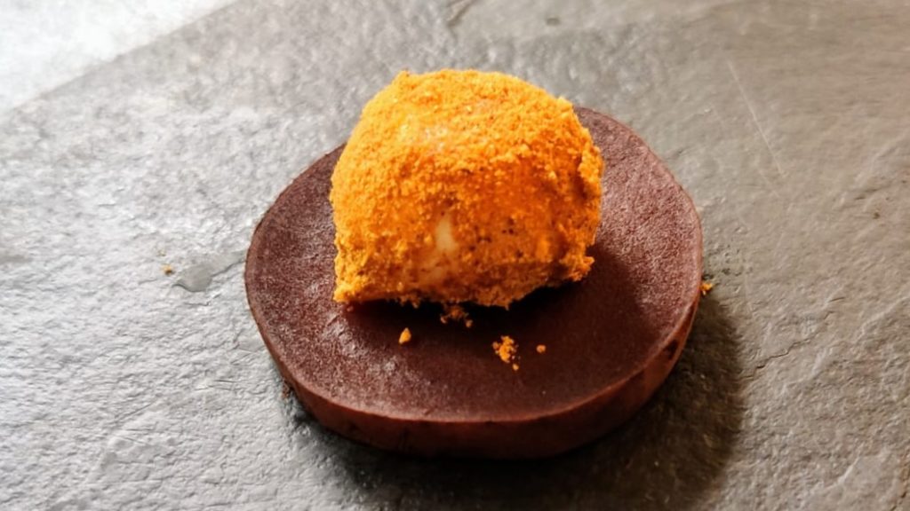 Rote Bete Johannesbeerholz mit Ziegenyoghurtspähre und Sweetkashmir-Curry