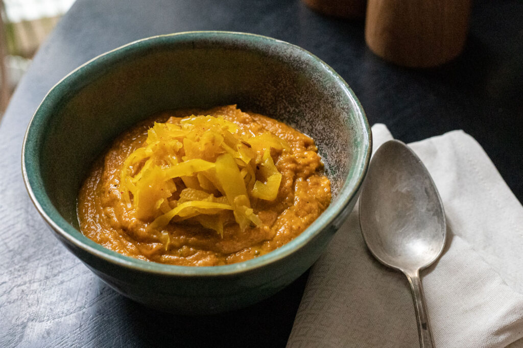 Goldenes Sauerkraut auf gerösteter Kürbissuppe 1