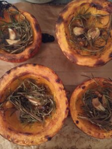 Goldenes Sauerkraut auf gerösteter Kürbissuppe 4