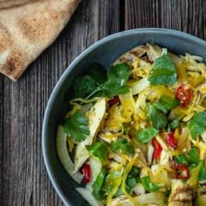 Goldenes Safran Hähnchen mit goldenem Sauerkraut