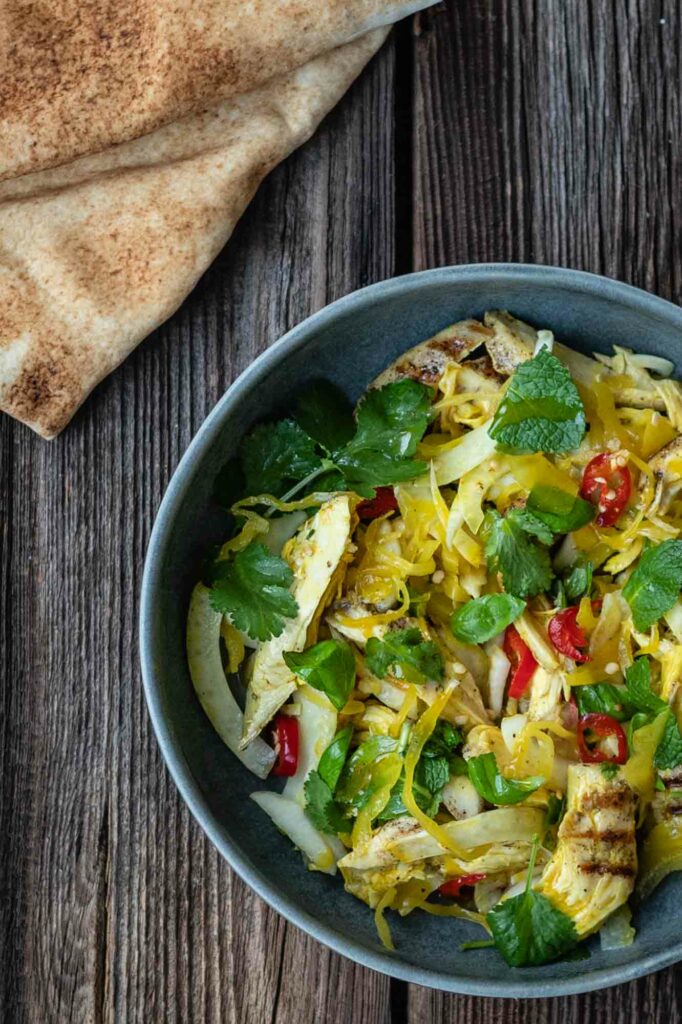 Goldenes Safran Hähnchen mit goldenem Sauerkraut