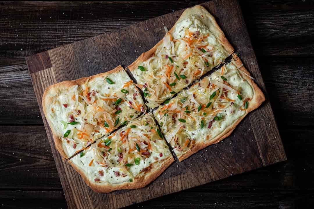 Flammkuchen mit Holunderblüten-Sauerkraut 1