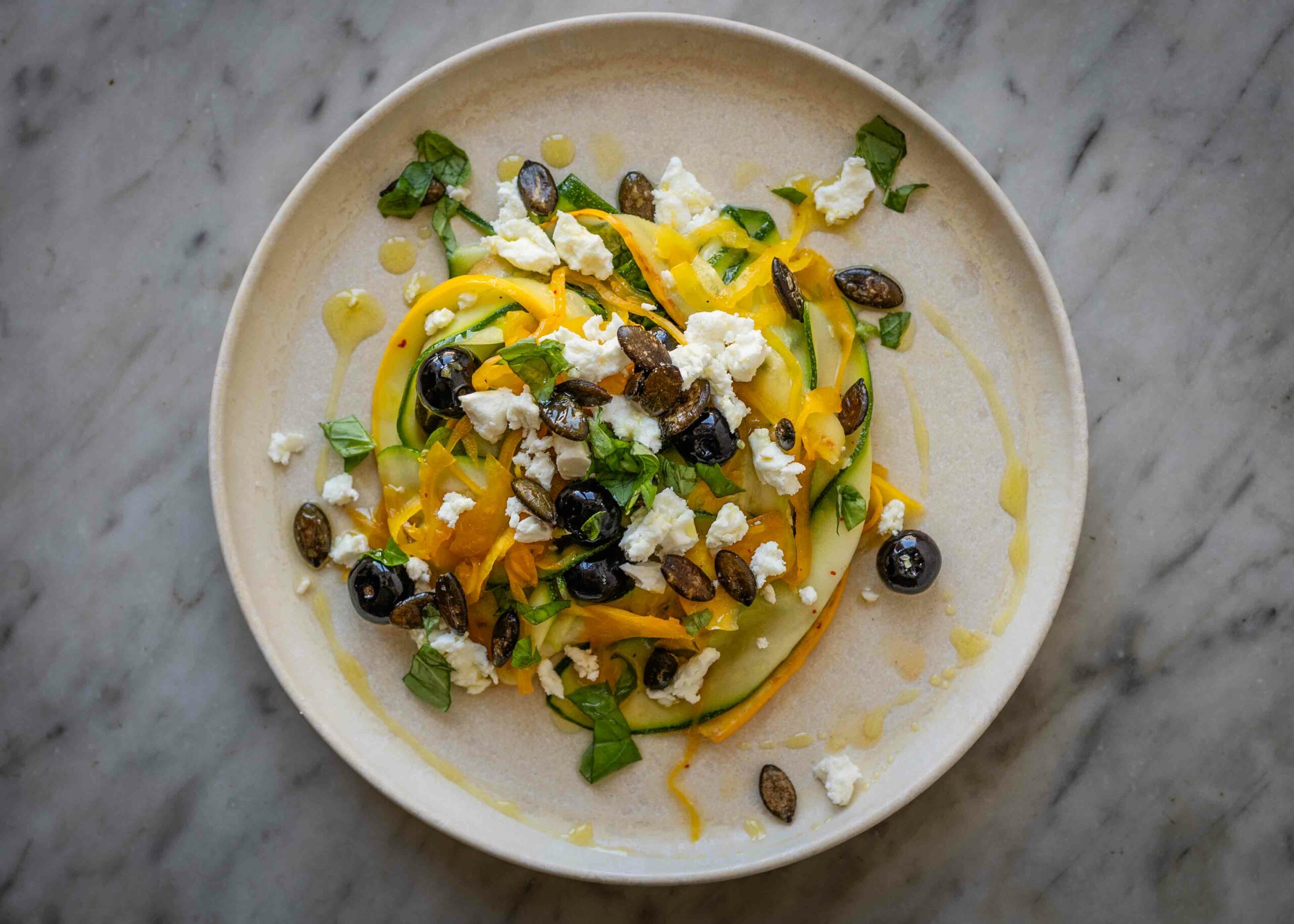 Frischer Zucchini-Salat mit goldenem Sauerkraut 1