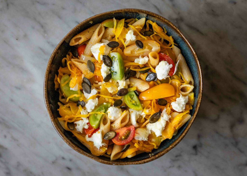 Goldener Nudelsalat mit fermentierten Sauerkraut