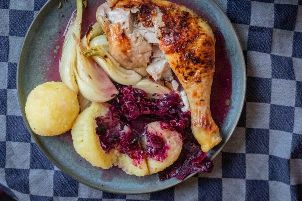 Weihnachtsbroiler mit Thüringer Klöße und fermentiertem Rotkohl 1