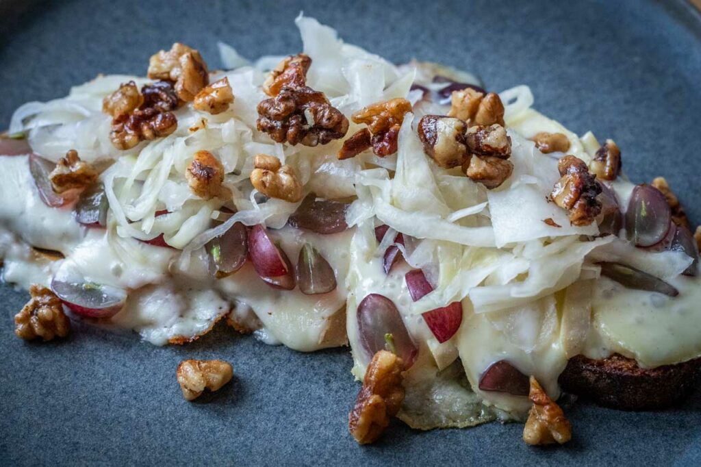 Nackter Kohl auf Käsebett 1