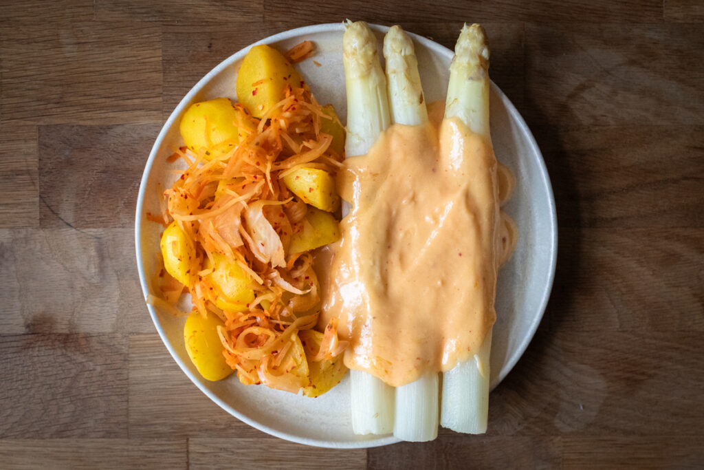 Spargel und »fermentierter« Hollandaise und Krautkartoffeln 4
