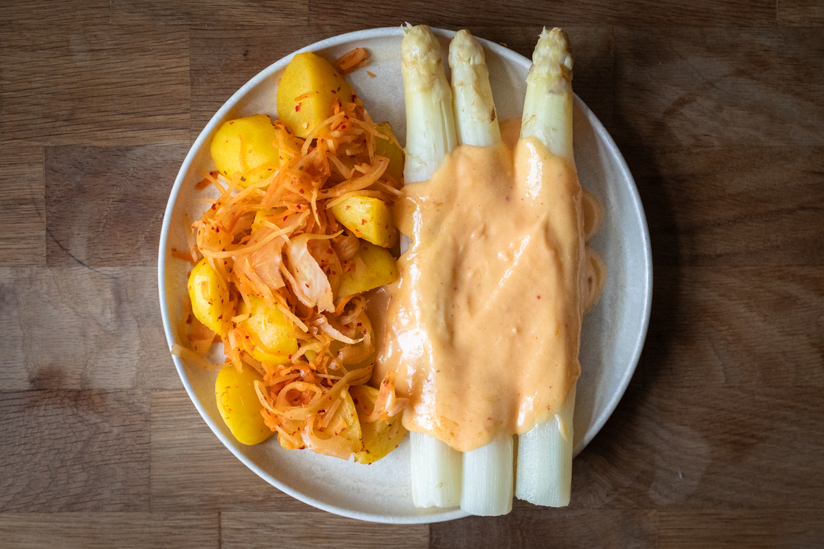 Spargel und »fermentierter« Hollandaise und Krautkartoffeln 1
