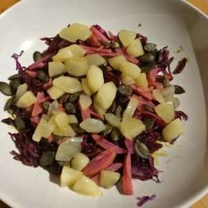 Rotkohl-Salat mit fermentierter Rote-Bete und einer Kürbiskernvinaigrette mit Birne 2