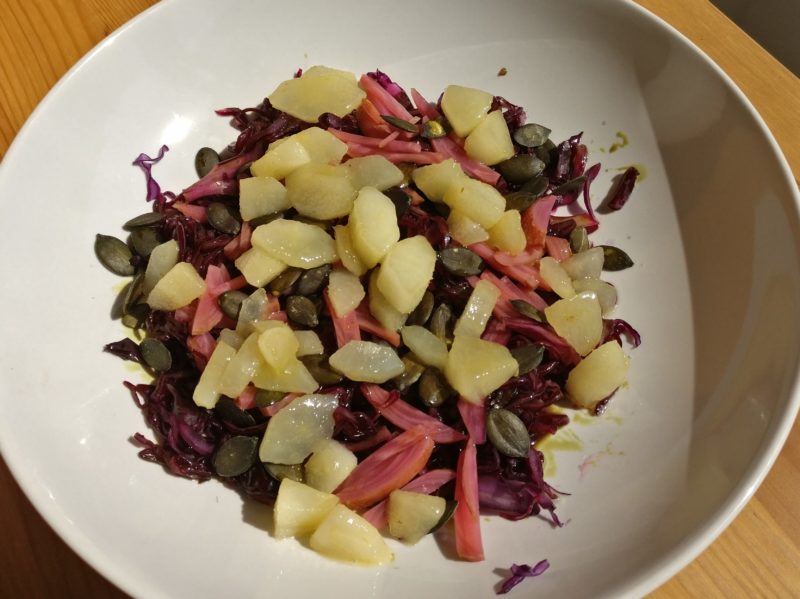 Rotkohl-Salat mit fermentierter Rote-Bete und einer Kürbiskernvinaigrette mit Birne 1