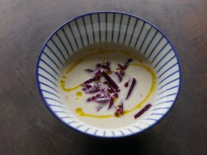 Kalte Suppe aus Sellerie und Mandeln mit fermentiertem Gemüse 4